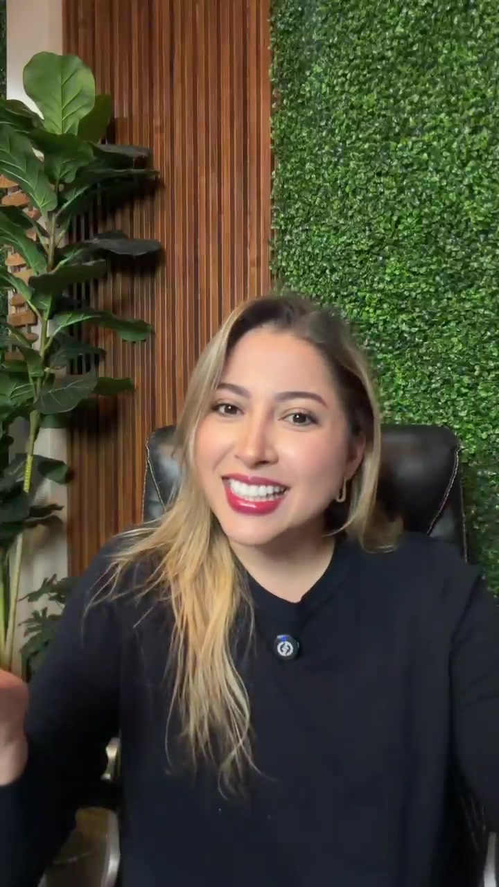 Nicole presentando Planificadoc frente a cámara